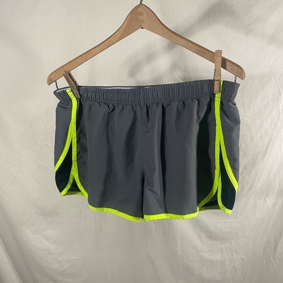 Women's Under Armour Running Shorts Size Med Loose Athletic Heatgear Lined - Picture 2 of 5